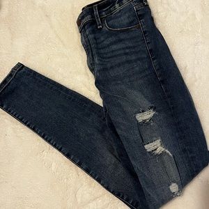 LIKE NEW Abercrombie distressed super skinny jeans!